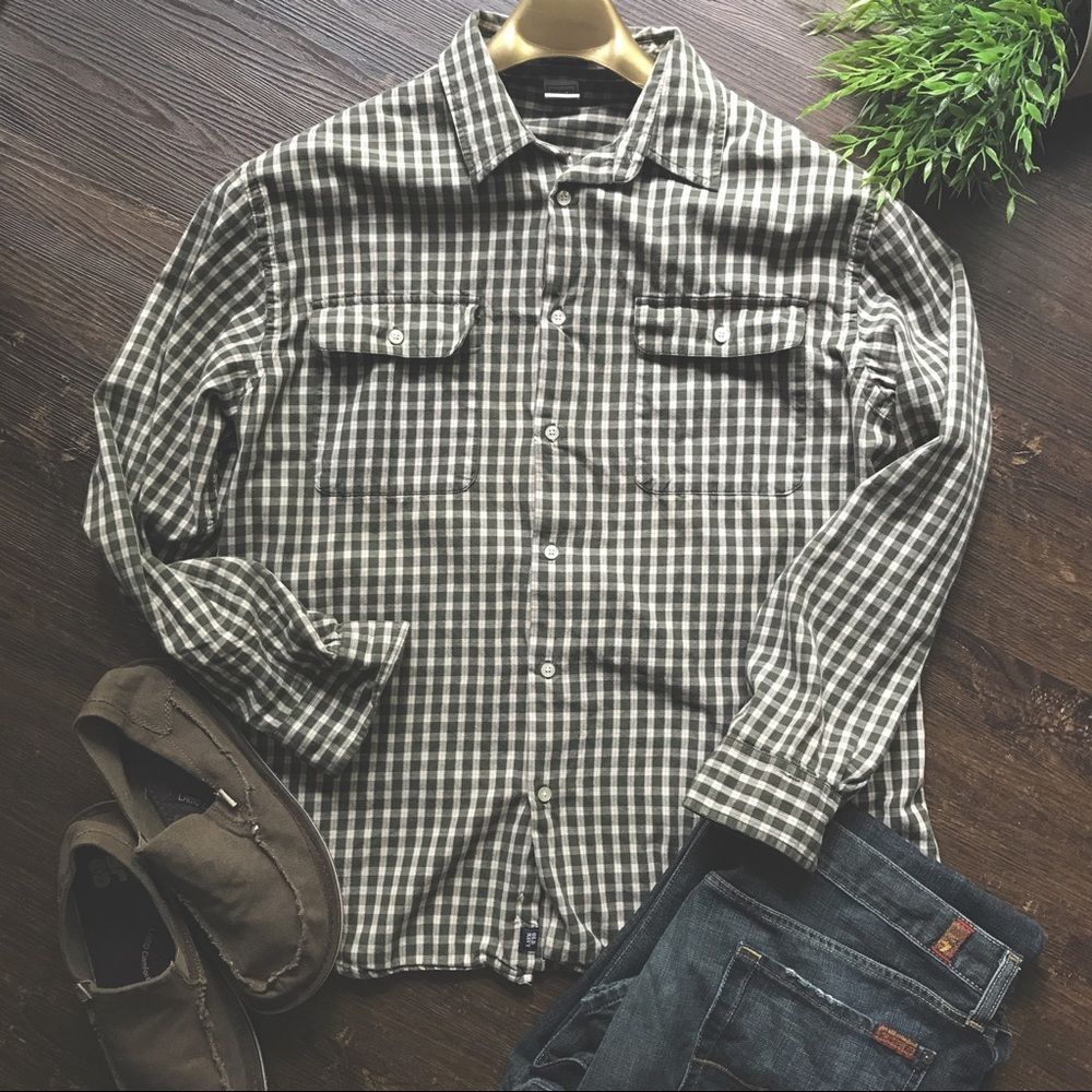 Old Navy men's regular fit button down plaid shirt